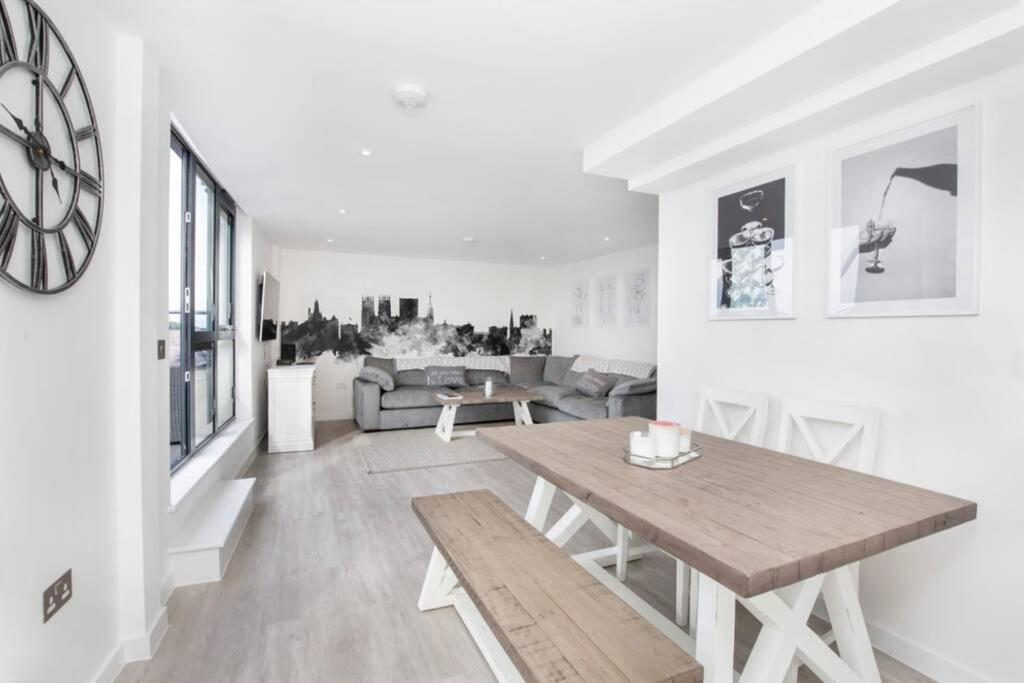 2 Bedroom Penthouse - Large Balcony - Minster View ยอร์ค ภายนอก รูปภาพ