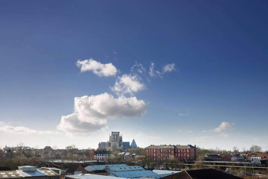 2 Bedroom Penthouse - Large Balcony - Minster View ยอร์ค ภายนอก รูปภาพ
