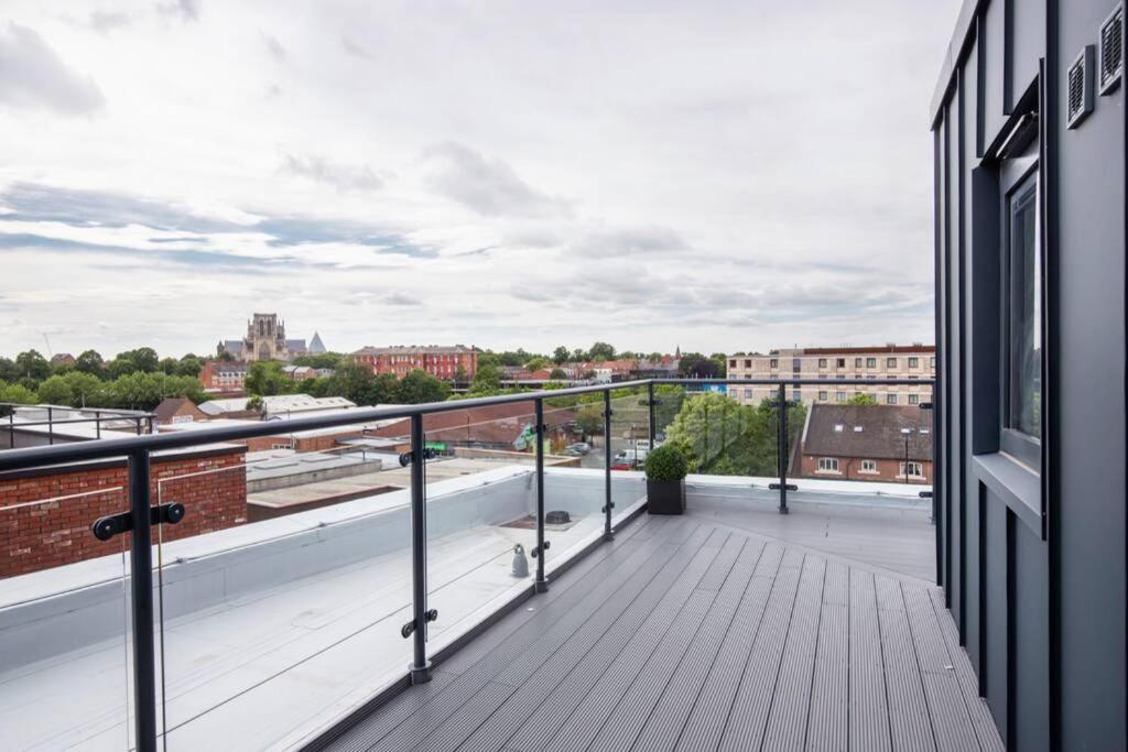 2 Bedroom Penthouse - Large Balcony - Minster View ยอร์ค ภายนอก รูปภาพ